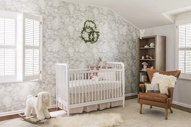 просторная комната для новорожденного ребенка
