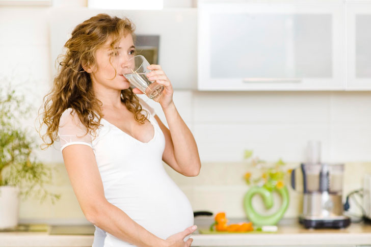 беременная-пьет-воду
