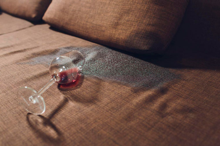 красное вино пролитое на диван