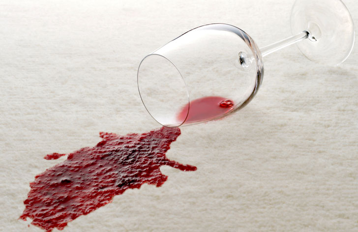 пятно от красного вина на светлом ковре