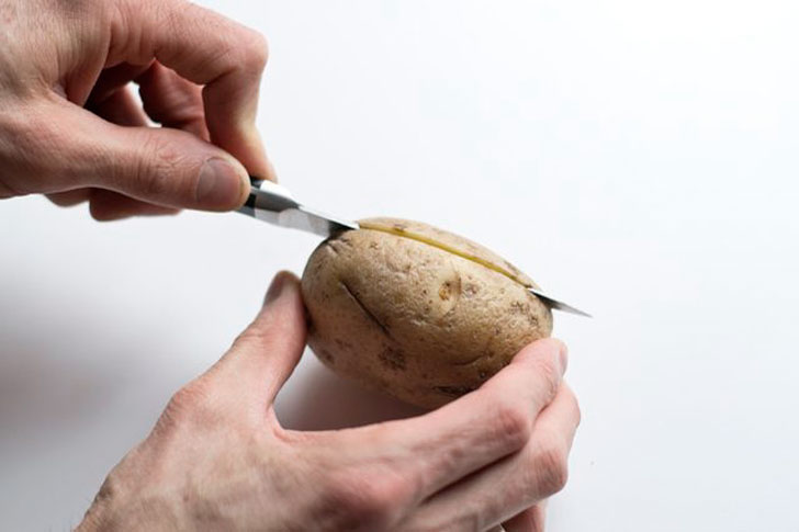 разрезание картофеля пополам