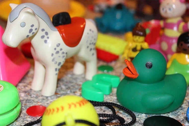 Как избавить пластиковые игрушки от неприятного запаха?