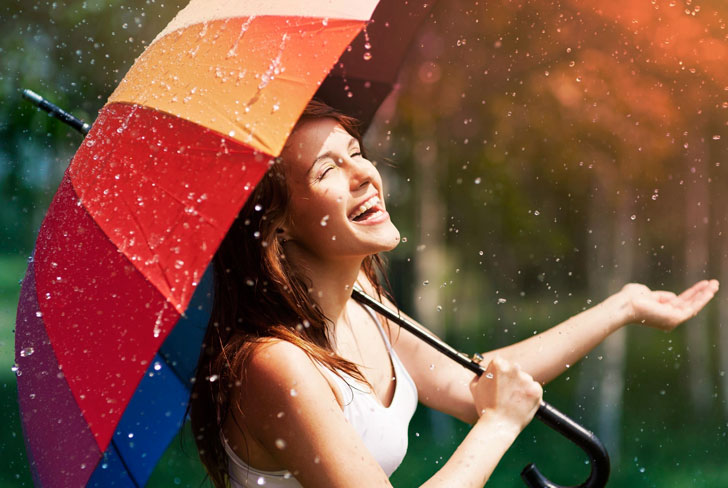 девушка под зонтом во время дождя