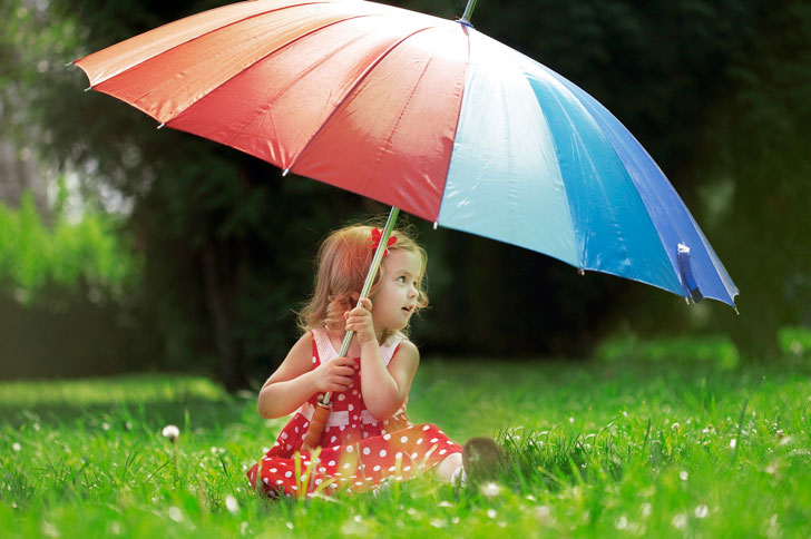 маленькая девочка с зонтиком