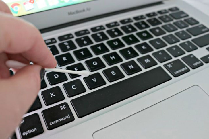 чистка между клавишами ноутбука