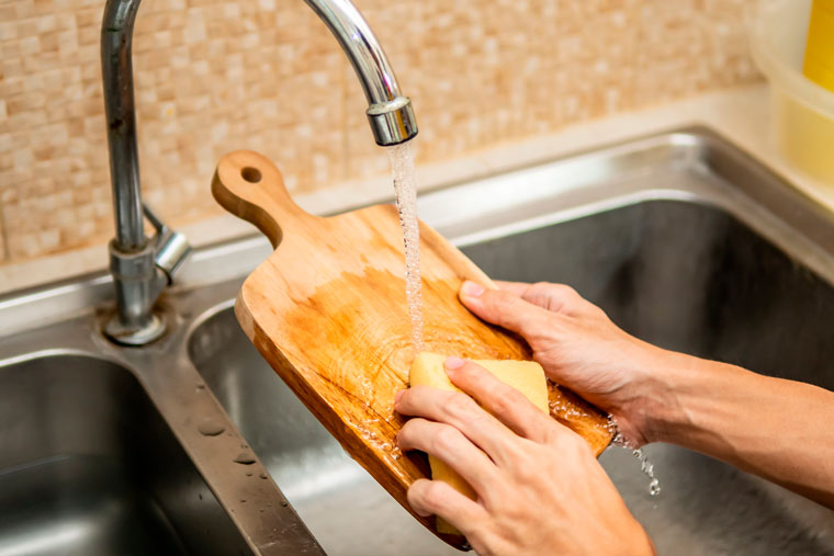как отмыть деревянную разделочную доску