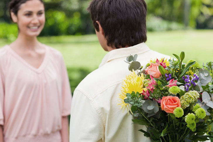 Зачем мужчины дарят женщинам цветы: раскрываем секреты