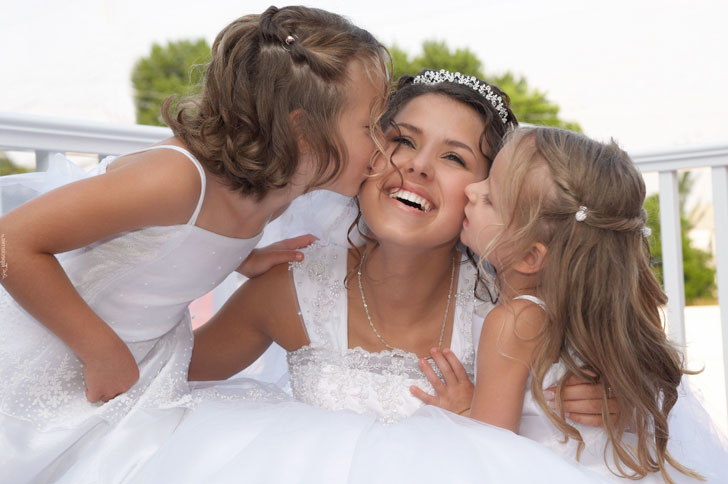 дети целуют невесту