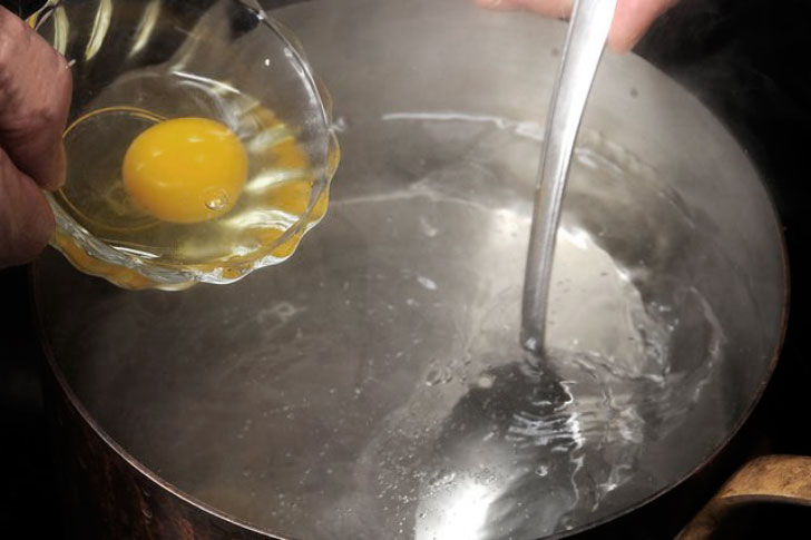 добавление сырого яйца