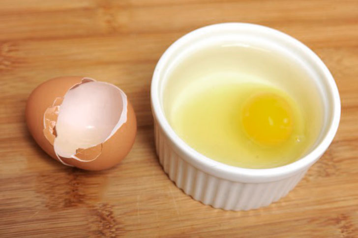 сырое яйцо в миске с водой