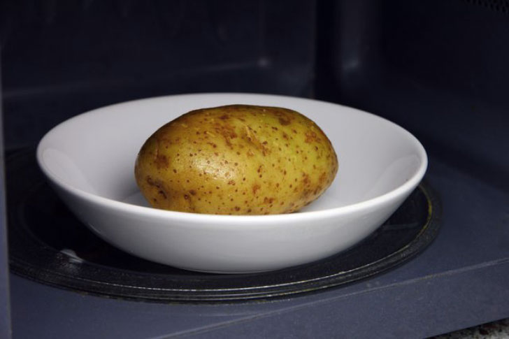 картошка в микроволновой печи