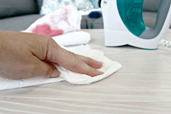 удаление свечного воска бумажным полотенцем
