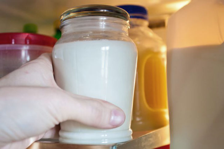 охлажденное рисовое молоко в холодильнике