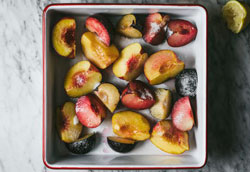 Как запечь в духовке персики и сливы?