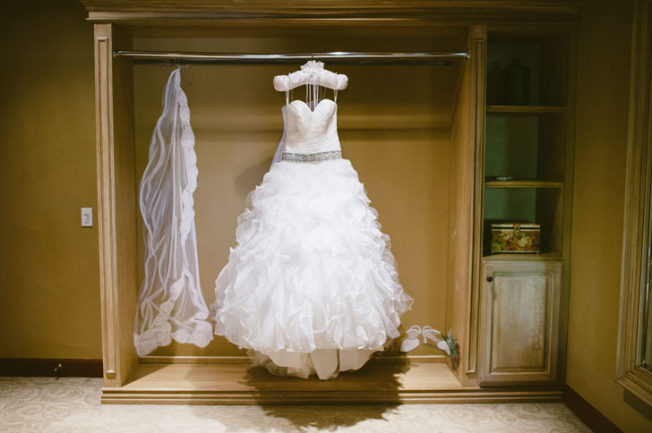 свадебное платье в шкафу