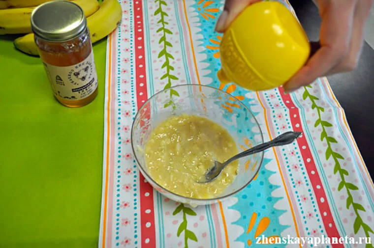 приготовление банановой маски для лица с бананом и лимонным соком