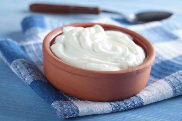глиняная миска с греческим йогуртом