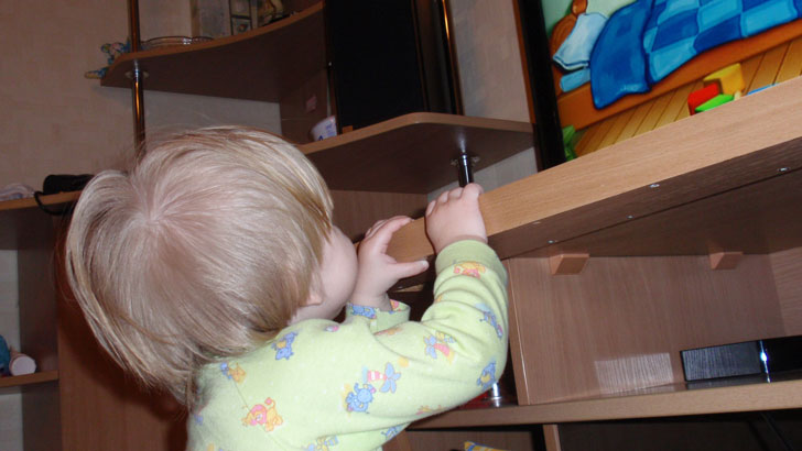Детская безопасность дома. Как обезопасить своего маленького исследователя?