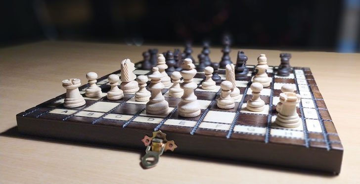 настольные деревянные шахматы