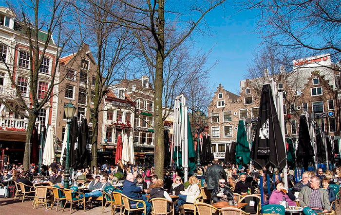 люди в Амстердаме
