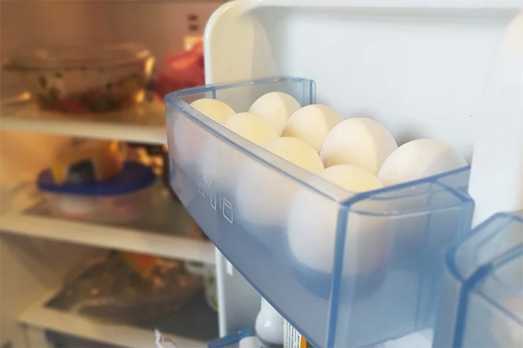 яйца хранятся в холодильнике