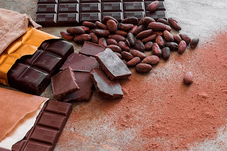 какао бобы с шоколадом