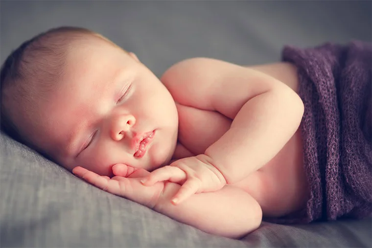 новорожденный ребенок крепко спит