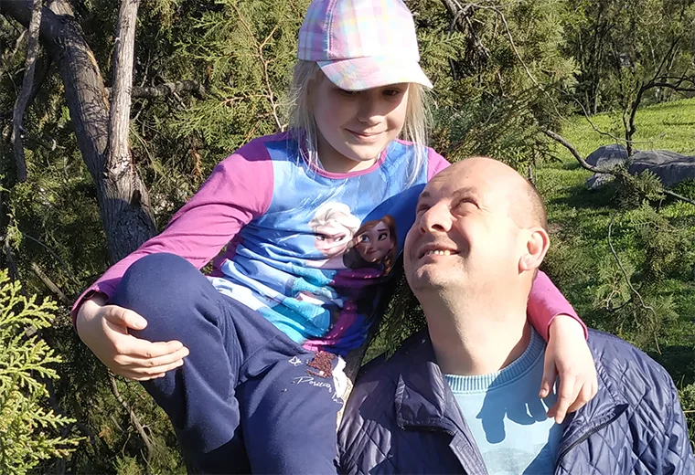 дочка с папой в парке