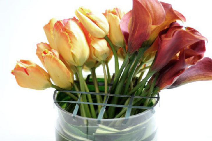 сетка для красивого букета цветов в вазе