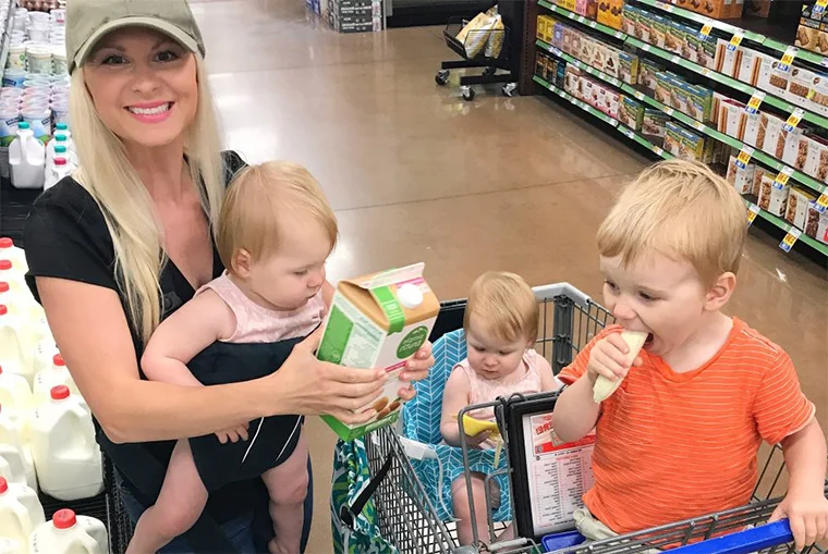 три маленьких ребенка с мамой в продуктовом магазине