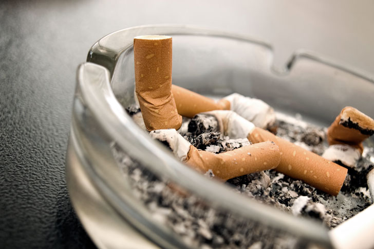 Как убрать запах сигарет с дивана в домашних условиях?