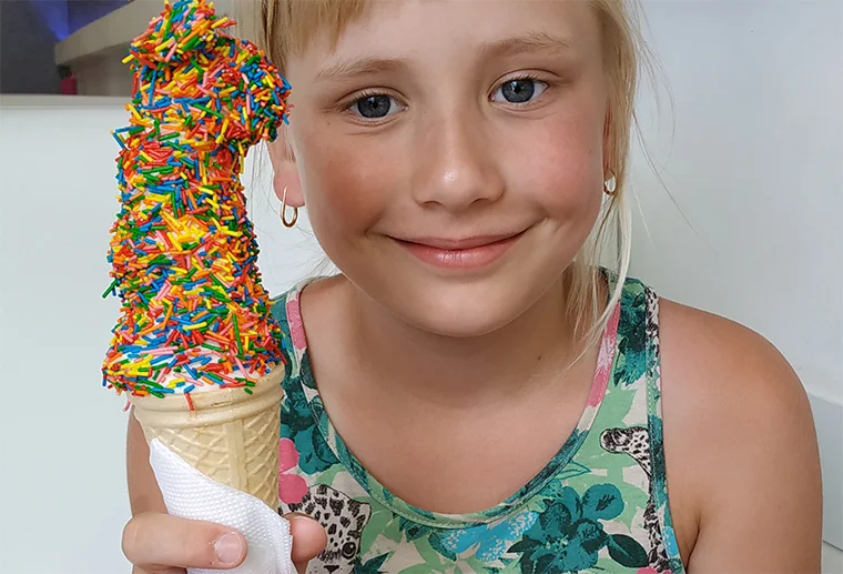 радостная девочка с мороженым