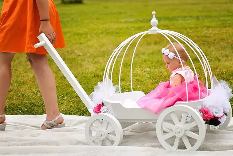 маленький ребенок на свадьбе в коляске