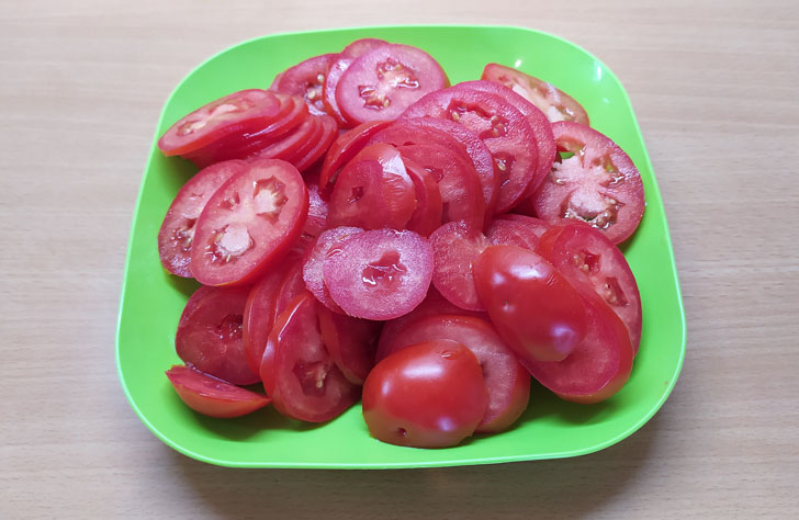 нарезанные кольцами помидоры в пластиковой тарелке