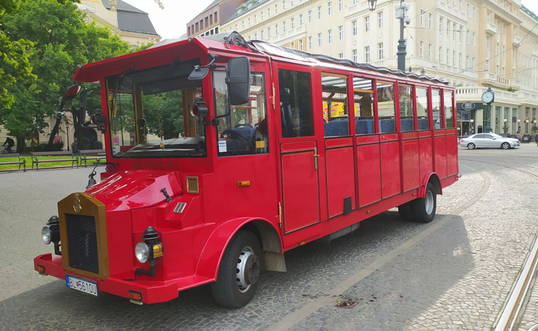 экскурсионный автобус для путешественников