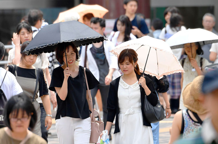 японки с солнечными зонтиками