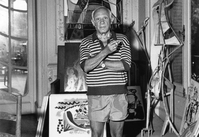 Пабло Пикассо в своей мастерской