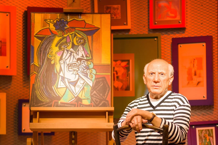 Пабло Пикассо с картиной Плачущая Женщина