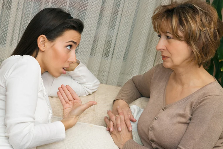 дочка спорит с мамой