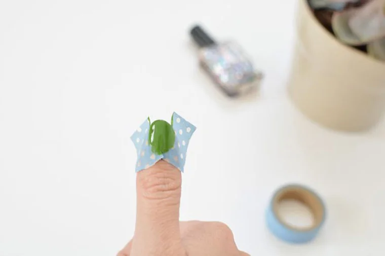 зеленый лак на ногтях