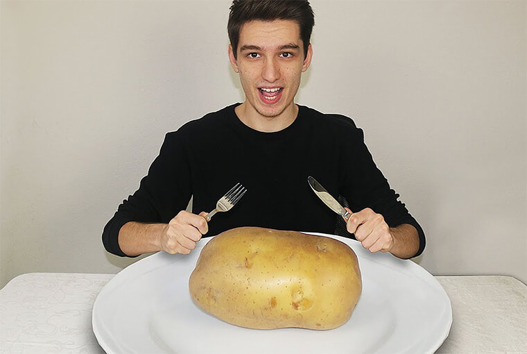 мужчина с большой картошкой