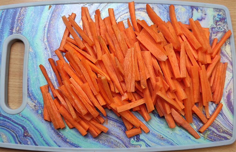 нарезанная соломкой морковка
