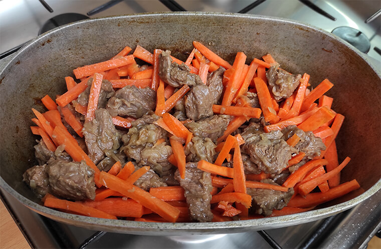 морковь с говядиной и луком в казанке