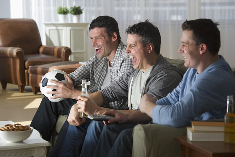друзья мужа смотрят футбол на диване