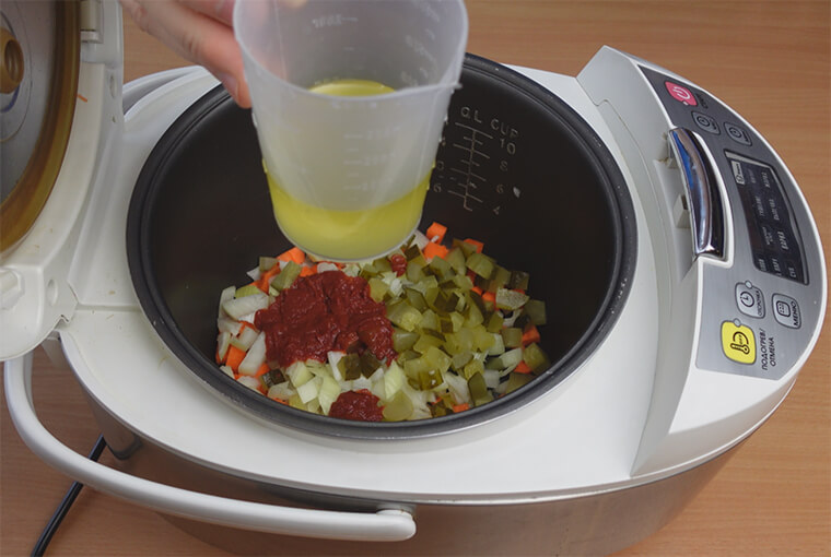 нарезанные овощи в чаше мультиварки