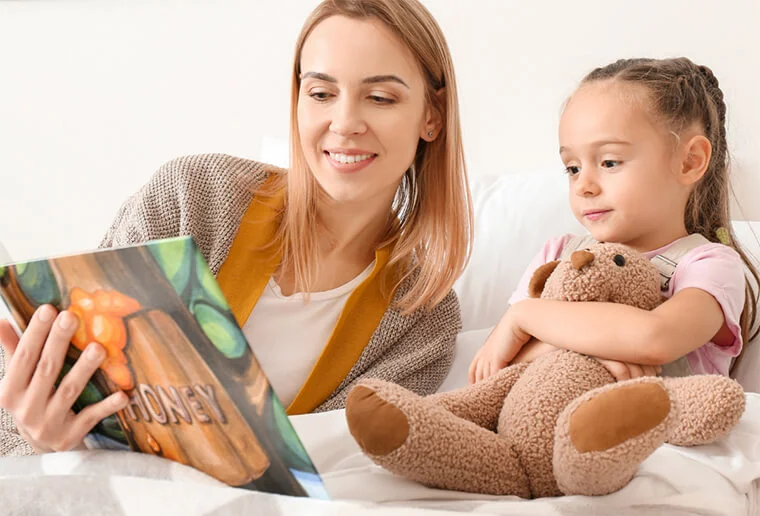 няня с ребенком читает книгу