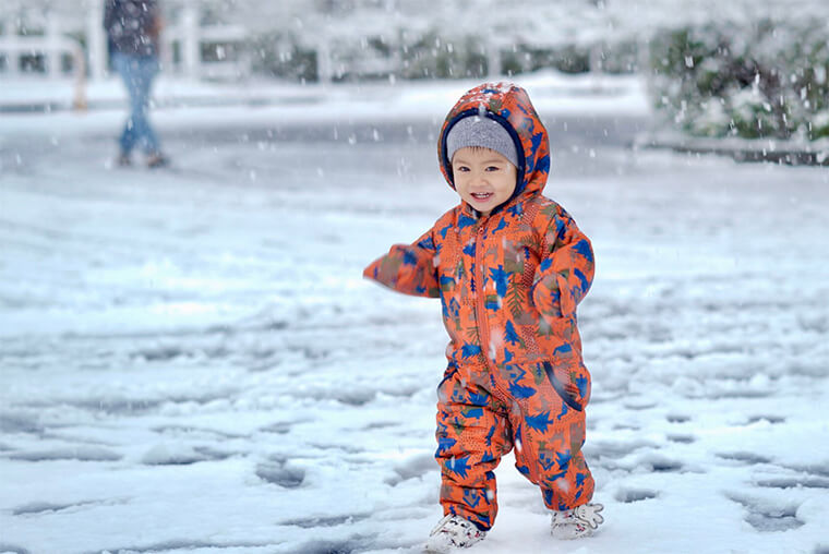 дитина гуляє взимку