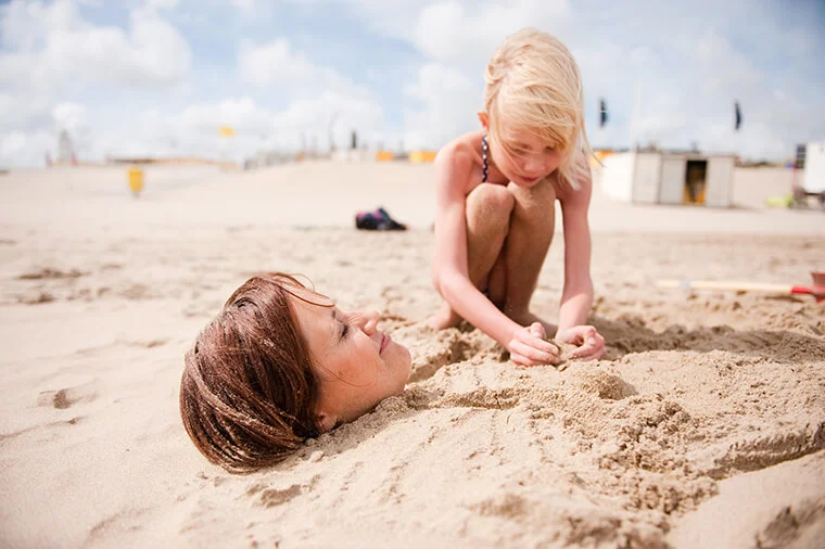 одинокая мама с дочкой на пляже