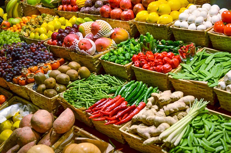 ГМО овощи и фрукты на рынке