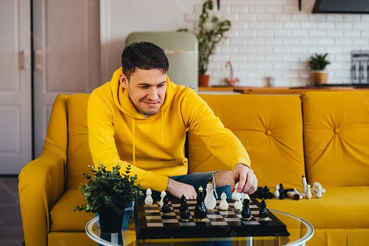 парень играет в шахматы сам с собой